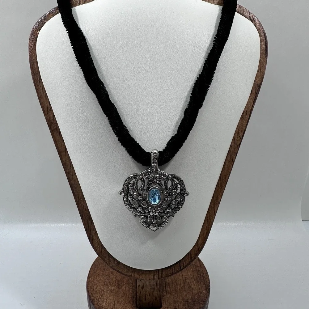 Avon VTG Blue Crystal Pendant Necklace Black‎ Velvet Cord Silver Tone Statement